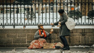 Dans la réduction de la pauvreté, les personnes pauvres acquièrent le droit ... de survivre