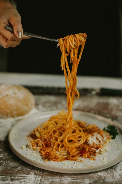 Piatto di spaghetti al sugo di pomodoro: "Perché il cibo non è solo nutrimento. È linguaggio. È affetto. È cura"