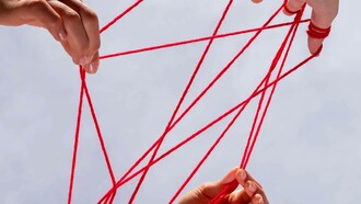 Mani legate da un filo rosso: "Tutto si tiene, tutto è collegato, tutto è concatenato. Tutto è entanglement"