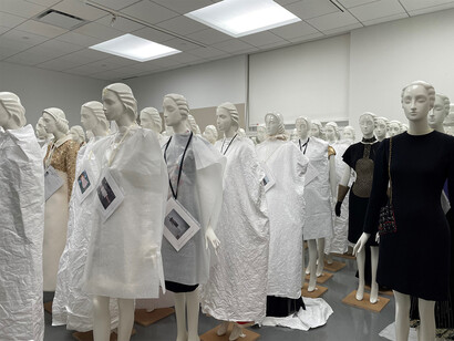 Installazione con manichini vestiti, Bonaveri, Metropolitan Museum of Art di New York, USA