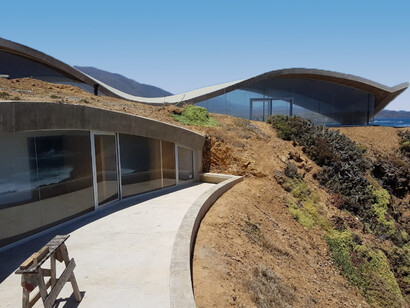 Exterior de la Casa en Ochoquebradas, diseñada por Nishizawa, que imita las ondulaciones de las placas tectónicas, integrándose orgánicamente al paisaje costero chileno. Región de Coquimbo, Chile