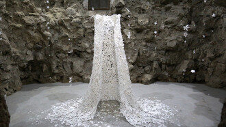Il mantello della regina delle nevi, 2014. Carta, perline, filo metallico, dimensioni variabili  (h. 200 cm circa). Ph. Piier.  Courtesy Galleria Continua, San Gimignano / Beijing / Les Moulins 