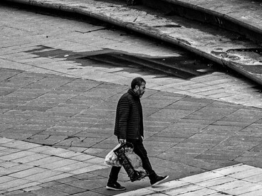 Sem a necessidade de termos técnicos, existe uma fase do desenvolvimento em que a criança começa a perceber os lugares que ocupa dentro da família. Ela se identifica, compara, deseja exclusividade, sente ciúmes, tenta se afirmar. Observa as relações, interpreta gestos, reage a presenças e ausências. É um momento fundamental, porque ali se organizam sentimentos que mais tarde irão reaparecer nas relações adultas, muitas vezes sem que a pessoa perceba a origem