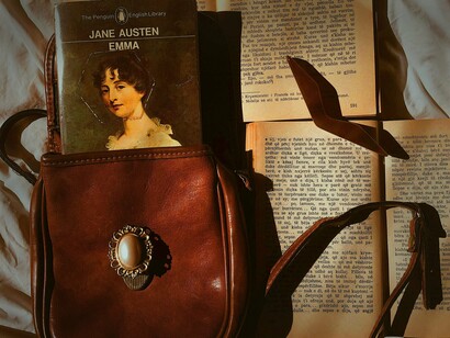 "Emma", de Jane Austen. A falta de uma crítica contundente, nos livros de Jane Austen, ao papel reservado às mulheres, não torna sua obra menos digna de atenção. A autora foi uma espécie de cronista do dia a dia, das preocupações e das agruras de suas contemporâneas