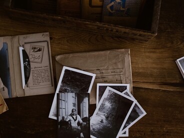 L’esilio non è soltanto distanza geografica, ma una forma silenziosa di trasformazione interiore