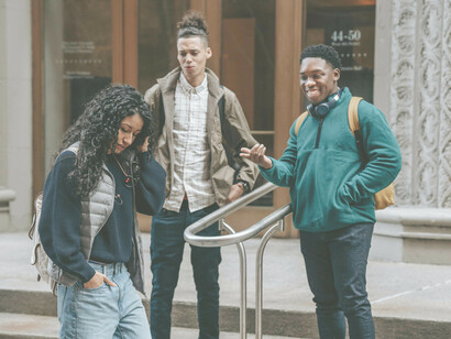 Donna molestata. In Italia il catcalling non è reato, sebbene possa rientrare in alcuni reati previsti dal Codice penale. In Francia, invece, lo è