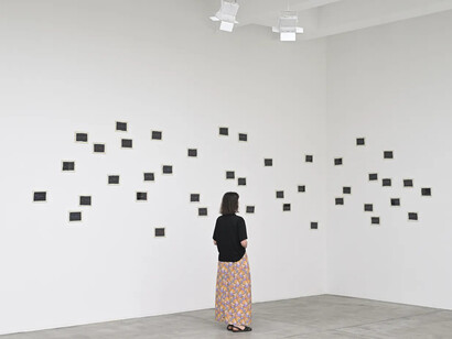 Annette Messager, Histoires des oreillers, vue d'exposition. Avec l’aimable autorisation de la Galerie Marian Goodman