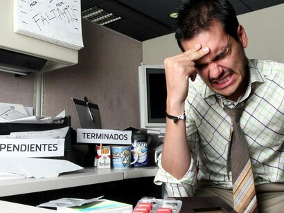 Un trabajador estresado por las tareas pendientes