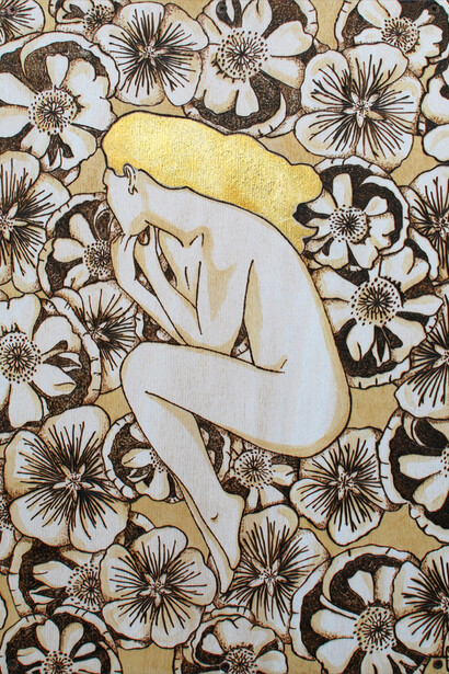 „Continua rinascita 2“ - Pyrographie und Blattgold auf Holz