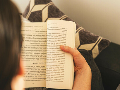 Lector inmerso en una novela. A diferencia de los escritores del boom, Goytisolo y Pareja eran verdaderamente revolucionarios y escritores
