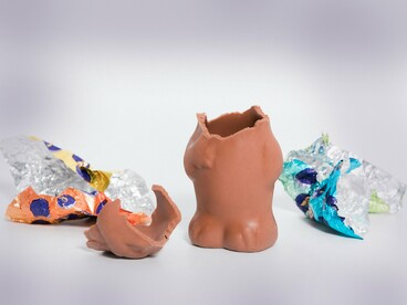 Todos nós, quando crianças, ansiávamos pelo doce momento do ano em que ganharíamos ovos de chocolate, bombons e coelhinhos e comeríamos até nos fartar e muitas vezes, até ter uma dor de barriga. Era um cenário comum em uma época em que os alimentos eram, em geral, muito mais saudáveis. Mas se comer em demasia daquele chocolate dos anos 1980 já era arriscado, imagina agora? 


