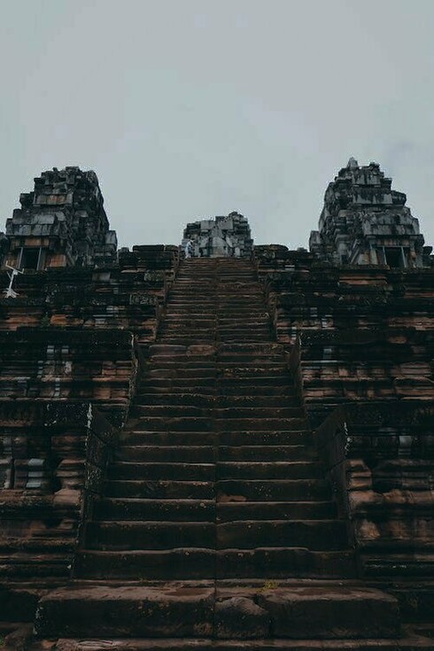 Tempio Ta Keo, Siem Reap, Cambogia. La Cambogia, dopo essere entrata nel 1999 nel mercato comune asiatico, fatto che avrebbe dovuto rappresentare un’opportunità, è stata coinvolta in un processo di svendita del suo territorio