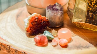 I cristalli vengono utilizzati in cristalloterapia per riequilibrare le energie del corpo, della mente e dello spirito attraverso le loro vibrazioni naturali 