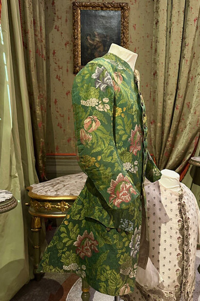 Traje de hombre (frac, levita y pantalón)
Seda bordada
siglo XVIII
Museo del Palacio Mocenigo – Centro de Estudios de la Historia de los Textiles, el Traje y el Perfume (Colección Correr)


