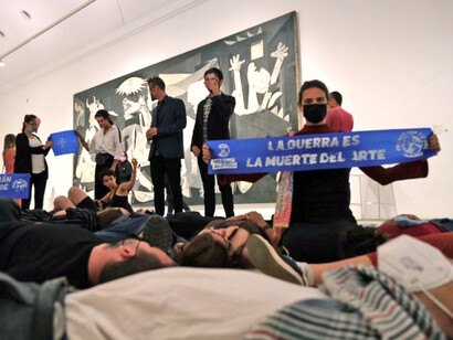 Jóvenes protestan contra la cumbre de la OTAN, 2022, frente al «Guernica» de Picasso