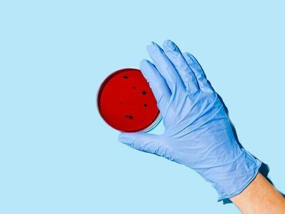 Ein Wissenschaftler, der eine Petrischale hält