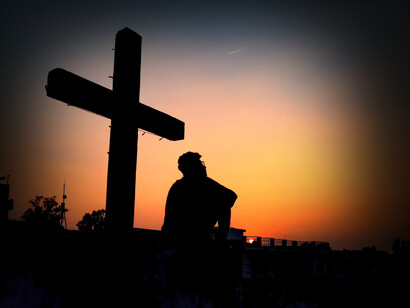 Hay un ser que quiere y está constreñido entre el hacer y el no hacer