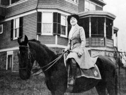 Alice Guy montando a caballo frente a su casa en Estados Unidos