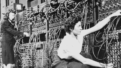 Mujeres trabajando en sistemas de comunicaciones a mediados del siglo XX