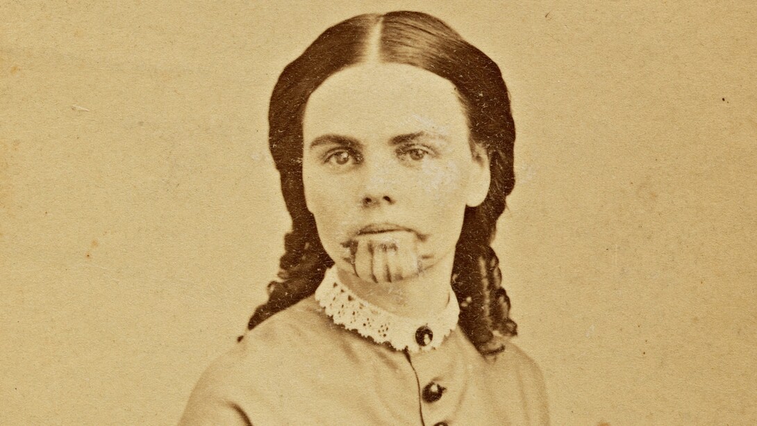 Olive Oatman nel 1863 in una foto di Benjamin F. Powelson, National Portrait Gallery, USA. Fu rapita a 14 anni dai Tolke Paya dopo il massacro della sua famiglia