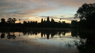 Veduta del complesso di Angkor Wat, Cambogia, illuminato dalle luci dell'alba