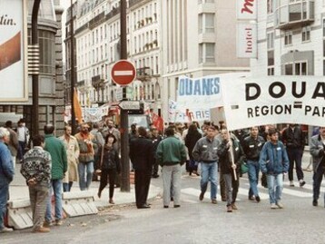 Des manifestations au cœur des années du pouvoir socialiste, où la promesse de changement cohabitait avec la pression populaire