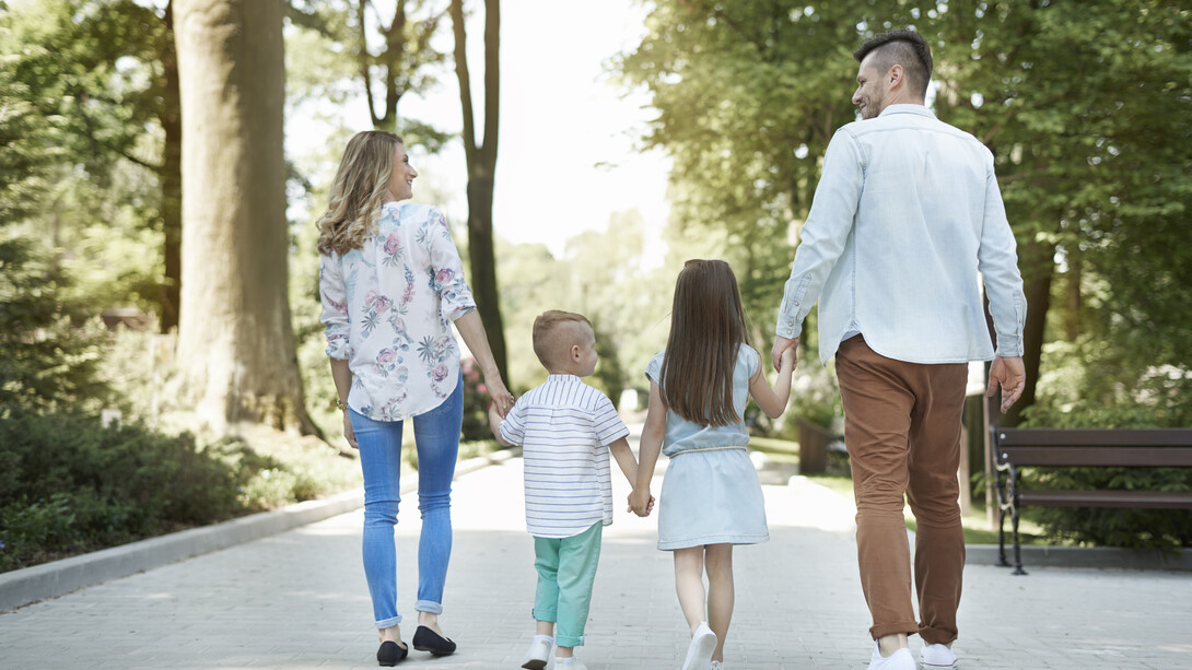 A discussão matinal me impulsionou a uma reflexão sobre o poder das decisões cotidianas. Me refiro àquelas em que, muitas vezes, fazemos uma escolha rapidamente sem valorizá-la, mas que ao longo dos anos vão construindo, mesmo sem que tenhamos consciência, as pessoas que nossos filhos serão. Para ser mais específica, refleti sobre o individualismo versus o coletivismo