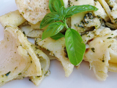 Testaroli conditi con parmigiano e basilico