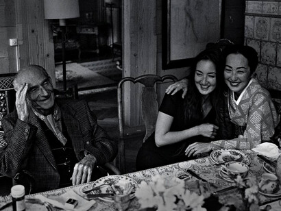 Harumi Klossowska De Rola nello Chalet di Rossinière insieme ai genitori, il pittore Balthus, e la pittrice e scultrice Setsuko Ideta, seconda moglie di Balthus