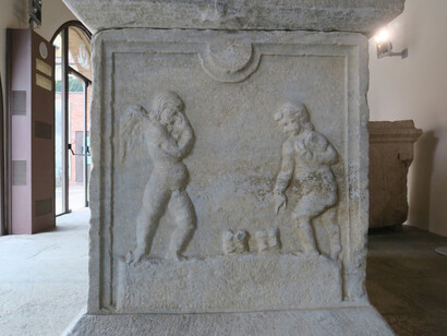 Il sarcofago romano di Elio Sabino, dettaglio, foto di Claudio Cheirasco