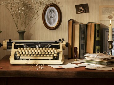 "Enquanto engomo a calça", música linda interpretada por Ednardo (José Ednardo Soares Costa Sousa), que compôs com Climério de Sousa Ferreira, traz a pressa na grande metrópole: "Arrepare não, mas enquanto engoma a calça eu vou lhe contar  
Uma história bem curtinha, fácil de cantar..." 