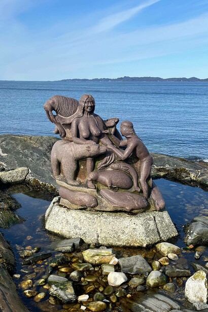 La scultura Sassuma Arnaa (Mother of the Sea), situata a Nuuk, in Groenlandia