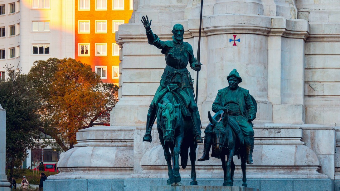 O monumento a Miguel de Cervantes, Dom Quixote e Sancho Pança ocupa a paisagem urbana na Plaza de España, em Madrid. Mais de quatro séculos depois de sua publicação, a obra de Cervantes continua presente na memória cultural e no espaço público