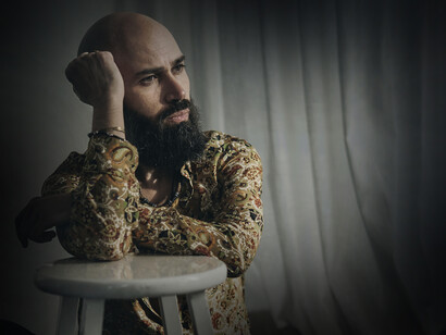 Darman. Mi sono trovato coinvolto nella musica sin da appena nato, musicista poco dopo, autore attorno ai 10 anni. Sin da subito, ho avuto un approccio alla composizione molto personale