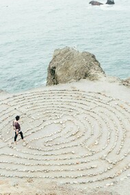 Muito além de sua função digestiva, o intestino é um órgão neuroendócrino-imunológico, um verdadeiro centro de comando periférico que influencia não apenas o corpo, mas também a psique. E é exatamente neste ponto que a medicina contemporânea começa a convergir com saberes milenares: o que está dentro de nós reflete o que sentimos, e o que sentimos molda também o que acontece em nosso interior biológico