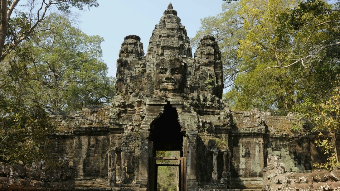 Siem Reap, Camboja. Templo de pedra antigo na floresta. Infelizmente as obras de destaque de Chuon Nath são mais conhecidas ou disponíveis em Khmer, não têm muitas traduções amplamente publicadas para português ou inglês. Alguns livros sobre ele e coletâneas de seus escritos podem ser encontrados em edições acadêmicas, antologias de literatura budista cambojana ou em bibliotecas universitárias especializadas em estudos do Sudeste Asiático. Sua atuação ultrapassa o campo linguístico e assume um papel político e cultural fundamental, especialmente em um contexto marcado por colonialismo, guerras e tentativas de apagamento identitário. Preservar a língua Khmer foi, também, preservar a memória e a soberania cultural do Camboja