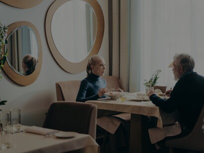 Mãe e filho se divertem no restaurante