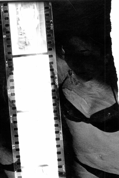 El narrador y un estudiante llamado Santiago coinciden en un taller universitario de fotografía analógica en la Ciudad de México, sin saber usar del todo sus cámaras antiguas