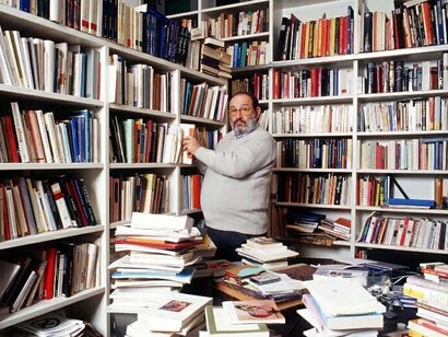 Il tema della distruzione del libro di Aristotele sulla commedia offre a Umberto Eco lo spunto per ragionare sul potere salvifico del riso e sul suo benefico instillare il seme del dubbio che distrugge ogni fanatismo