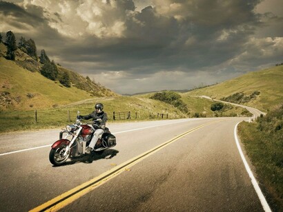 El rey de la carretera a lomos de una moto