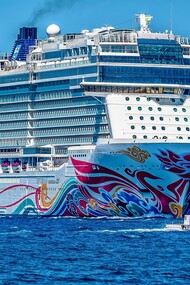 Cruzeiro em alto mar decorado com cores de carnaval para a temporada de shows e blocos no Brasil