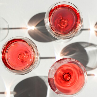 Al naso presenta un profilo aromatico definito da note di ciliegia, piccoli frutti rossi e leggere sfumature speziate, tipiche del vitigno e del processo di vinificazione