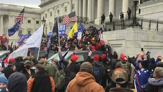 Apoiadores de Trump invadem o Capitólio em Washington D.C., Estados Unidos. Eles tentavam impedir que Biden se tornasse oficialmente o vencedor da eleição de 2020, na qual venceu o republicano. A matriz europeia de Trump é constitutiva da estrutura de dominação (exploração, opressão, discriminação) da modernidade ocidental constituída por três pilares de dominação principais e intrinsecamente articulados: capitalismo, colonialismo, patriarcado