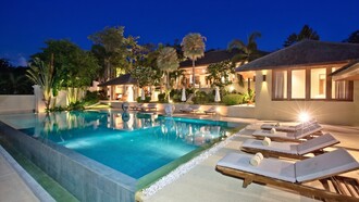 Une luxueuse villa avec piscine à débordement située à Koh Samui, en Thaïlande