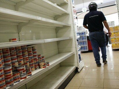 Estanterías vacías en los supermercados venezolanos
