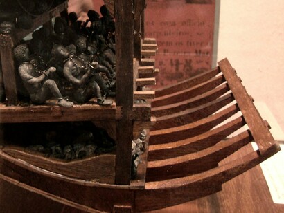 Detalhe da obra Navio negreiro, em exposição no Museu Náutico da Bahia, no Brasil. Durante a expansão colonial, a Igreja não condenou explicitamente a escravidão africana nos primeiros momentos, e muitos clérigos toleraram ou até participaram do sistema escravagista 