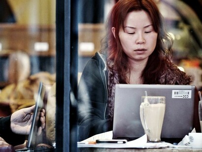 Uma menina chinesa conectada à Internet