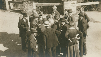 L'immagine mostra Ferdinand Tönnies (in primo piano a sinistra) al secondo convegno culturale di Lauenstein, tenutosi dal 29 settembre al 3 ottobre 1917 nel castello di Lauenstein. Sono presenti, tra gli altri, Max Weber, Walter Amelung, Ella Kroner e Lulu von Strauß und Torney