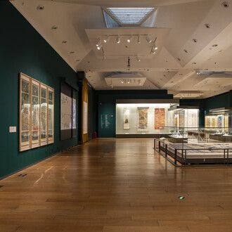 Creating a poetic realm with silk, exhibition view. Courtesy of Tsinghua University Art Museum