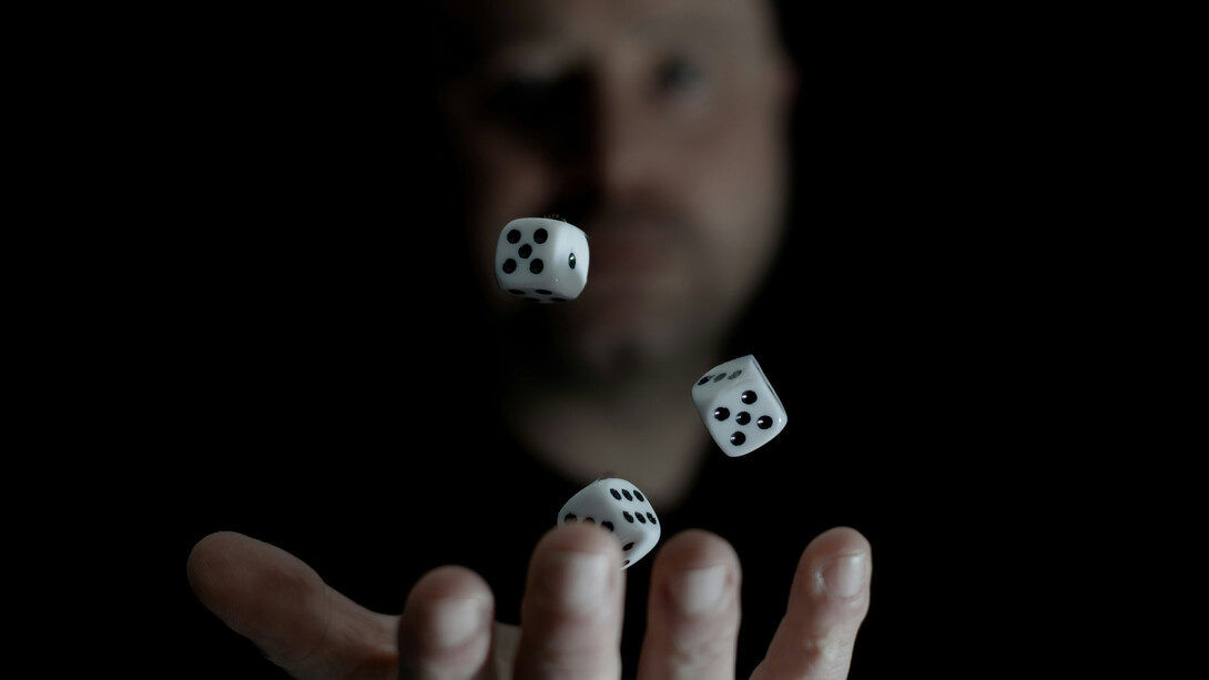 Propulsés dans les airs, les dés figent l’instant où tout peut basculer. Cette image du hasard, incertitude opérationnelle, s'applique-t-elle aux  équilibres qui façonnent notre monde ?